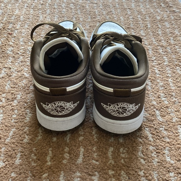 Women’s Air Jordan 1 Low SE ‘Light Olive’ - Picture 4 of 8